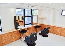 開放感、清潔感のある落ちつける店内。年齢問わず通えるサロン