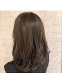 大人の魅力引き立てるラベンダーミディアムヘア