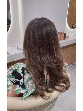 ザイエロー(THE YELLOW) ロングヘアのハイライトカラー♪