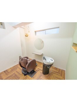 「ご来店」から「仕上がり」までお席で完結♪ちょっと現実から離れてゆっくり◎[充電器,雑誌,ドリンク有り]