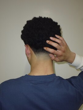 メリケンバーバーショップ トーキョー(MERICAN BARBERSHOP TYO) メンズカットアフロ/テーパーフェードアップバング