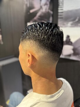 フランクスバーバー アンド ビアークラブ(FRANK'S BARBER and BEER CLUB) 刈り上げセンターパート/フェザーパーマ/サーフカール/有楽町