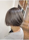 ショートボブ × グレージュ