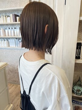 キャアリー(Caary) 福山市美容師求人スタッフ募集中タイト前下がり切りっぱなしボブ