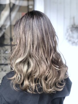 ルーシー(LUCY) ハイライトカラー×セミディ