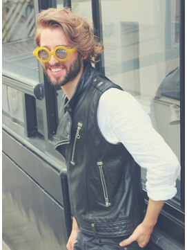 ワースホワイル(WORTH WHILE) 刈り上げセンターパートサーフカール波巻きツイストスパイラル