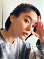 サンバレー(SUNVALLEY)&nbsp;ブルーブラックコンパクトタイトボブ耳掛けスタイル