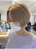 ショートカットくびれショート前下がりボブベージュカラー40代