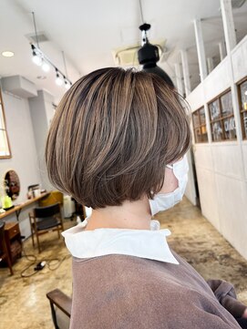 ヘアーループレル(Hair ruup Rell design works) 大人女性に人気丸みショートボブ×透明感ベージュ【那覇美容室】