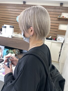 ノア(NOA by KENJE) ペールグレージュ．