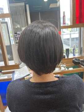 スタジオ アルファプラス 日暮里店(studio α+) ステップボーンカットカットボブショートハイライト白髪ぼかし