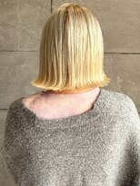 ディスコネクト(DISCO-N-NECT)&nbsp;ハイトーン ブリーチ ブロンドカラー 切りっぱなしボブ 外ハネ