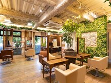 バグスドゥア(Bagus dua)の雰囲気（＜グリーンが癒す空間＞１席ずつ間隔広めの内観。無料駐車場完備）