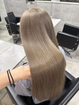 ルイス(L'wis) ミルクティグレージュ 寒色 渋谷 ブリーチ 学割