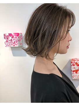 スピンヘアワークス(Spin Hair Works) ハイライト_外ハネボブ_ベージュカラー_シースルーバング