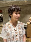 ショートヘアと明るめブラウン