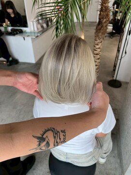 キング 心斎橋店(K!ng) ハイライトカラーミルクティーベージュレイヤーカット