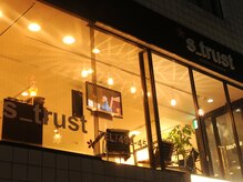 エストラスト 京都本店(s_trust)の雰囲気（ガラス張りの開放的なサロン♪2階なので人目が気にならない☆）