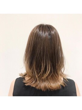 オットー バース(Otto BIRTH) ナチュラルグラデーションくびれが可愛いレイヤーボブ