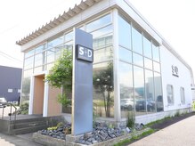 サムソンアンドデリラ 江南店の雰囲気（自然な光が入り込むサロン）
