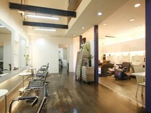 ダクーヘアーギャラリー(daku hair gallery)の雰囲気（開放感のある店内はゆっくりお過ごしいただけます）
