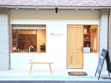 トコヤサン(TokoyaSun)の雰囲気（白い壁のかわいい外観がお店の目印です♪）