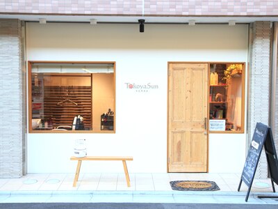 白い壁のかわいい外観がお店の目印です♪