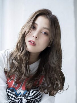 トッカ ヘアアンドトリートメント 難波店 カジュアルフェミニンカール×アッシュベージュ