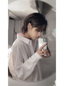 シン(syn) 前髪長めマッシュウルフ 緩めスパイラル