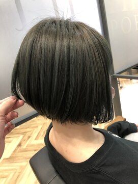 ジーナ 札幌(Zina) 勝手に収まる前下がりショートボブ