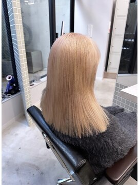 ヴァーディ オモテサンドウ(Vardy omotesando) ベージュカラー　デザインカラー