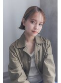 耳かけ外ハネショートボブ×メルティカラー×フェザ―バング