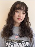 根本から毛先までしっかりカーリーヘア