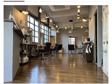 オリジーヌ(Origine)の雰囲気（自然光の入る落ち着いた雰囲気の明るい店内です☆）