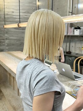 ヲタク(wotaku.) ホワイトブロンド抜きっぱなしブリーチハイトーンカラーミニボブ