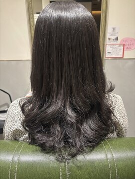 アンジー(Angee) ツヤがありながら、毛先に動きをつけて華やかさを