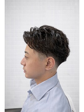 ゼロスバーバー(0's BARBER SHOP) ◎フェザーパーマ×センターパートで大人韓国風に