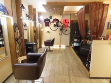 トモスボーテ(TOMOS BEAUTE)の雰囲気（横並びお席の間隔は十分に確保しております。）