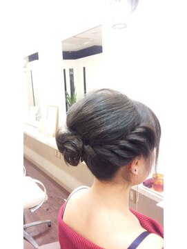 ヘアーデザインエスケープラス(HairDesign SK Plus) アシンメトリーの編み込みスタイル@30代/40代/50代