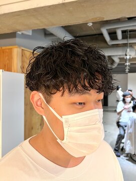 アカ(ACA) 波巻きツイストスパイラルパーマメンズ 大通札幌センターパート