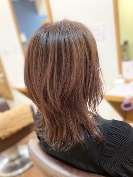 フリージア(freesia) 30代40代50代/ふんわりミディアム/ツヤ髪スタイル