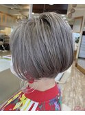 前さがりグラデーションボブブリーチアッシュグレーカラーカット