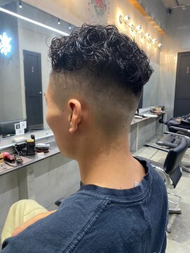 エフエム 明大前(FM) バーバー ツーブロック/刈り上げ/ツイスパ/ビジネス/かきあげ