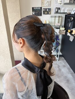 ラシック(La Chic)の写真/簡単アレンジでしっかりヘア！ふわっと仕上げて飾りもついて可愛らしい印象に☆