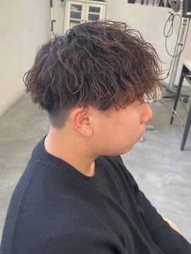 バース バイ ハピネス(BIRTH by happiness) 緩め波巻きパーマ 刈り上げマッシュ