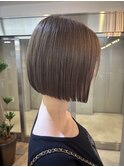 首が長く見える　ぱつっとボブ　前下がりボブ　縮毛矯正ボブ
