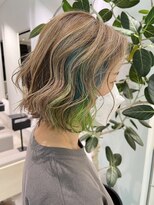 ステア ケース(stair case)&nbsp;白髪ぼかしハイライトグレージュ インナーカラーブルー&グリーン