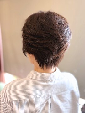 クロス(CROSS) 40代50代/白髪染め/後頭部ふんわり/ひし形レイヤーショート