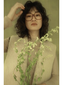 オーオ シカシカ(OOO YY) フェミニンミディアムパーマ