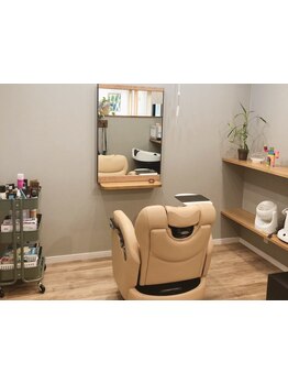 半個室、マンツーマン施術、フルフラットシャンプーでゆったり寛げる落ち着いたプライベート空間。